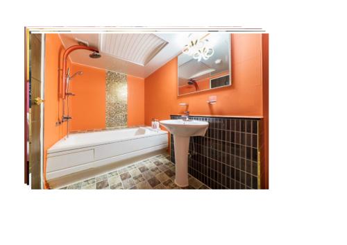 S1 Hotel في انشيون: حمام برتقالي مع حوض استحمام وحوض استحمام