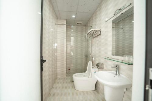 y baño con aseo y lavamanos. en Riverside Row Apartment, en Dong Hoi