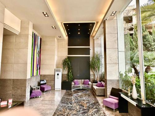 un hall avec des meubles violets dans un bâtiment dans l'établissement Xpress by Smallville, à Beyrouth