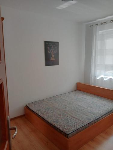 ウストカにあるApartament Ustkaの窓付きの部屋にベッド付きのベッドルーム1室があります。