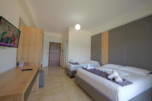 Postel nebo postele na pokoji v ubytování Hotel Esmerald Ksamil