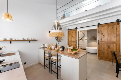 eine Küche mit einer Insel mit einer Arbeitsplatte in der Unterkunft 57 Bee OLD TOWN Lagos - house near beach & Marina in Lagos