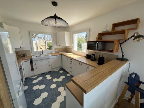 Kuchyň nebo kuchyňský kout v ubytování TY GARO - Belle maison familiale avec vue mer