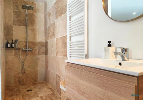 La salle de bains est pourvue d'un lavabo et d'une douche. dans l'établissement *Duplex Home Lambesc*Clim Garage, à Lambesc