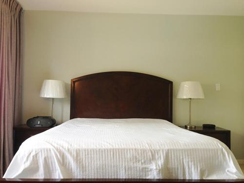 Una cama o camas en una habitación de Harmony House