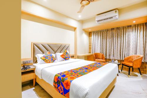 Habitación de hotel con cama y escritorio en FabHotel Aqua Rooms, en Bombay