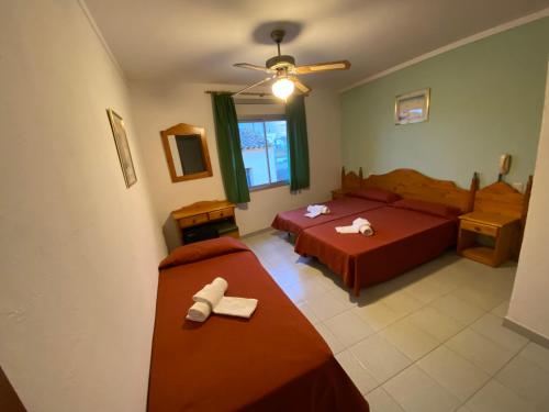 1 dormitorio con 2 camas y techo en Hotel El Pescador, en Sant Pere Pescador
