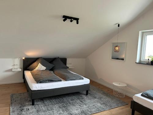 a bedroom with a bed in a attic at Allgäu Zimmer LeAndi in Memmingen
