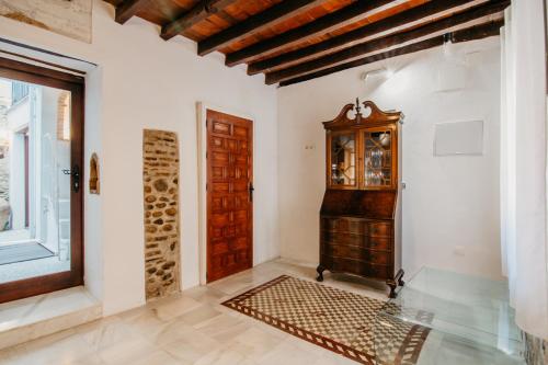 グラナダにあるtuGuest House Albaicínの木製のドアと窓が備わる客室です。
