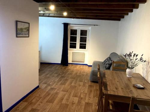 sala de estar con mesa de madera y comedor en Duplex rare avec terrasse vue à 360 Théâtre, en Orange