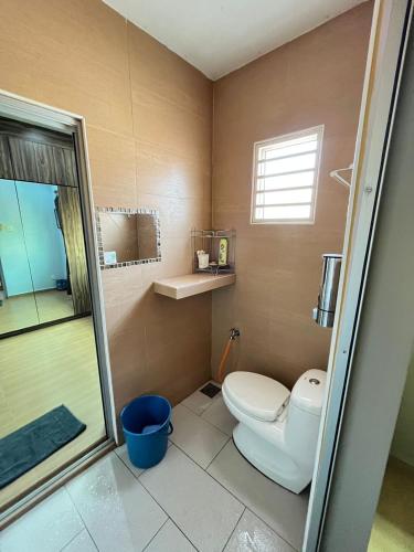 un piccolo bagno con servizi igienici e doccia di Iwan Ila Homestay a Batang Kali