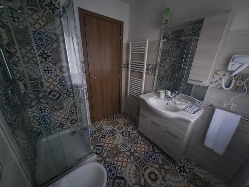 ein Bad mit einem WC, einem Waschbecken und einer Dusche in der Unterkunft Villa Visocchi Bed and Breakfast in Atina