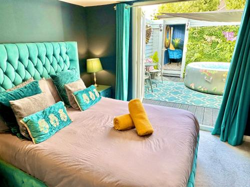 un dormitorio con una cama con un animal de peluche amarillo en A Hidden Gem With Private Hot Tub and Garden - Netflix - Fast Wifi - Free Parking en Bournemouth