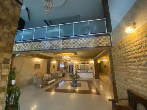 una sala de estar con una escalera en un edificio en HERACITY Hotel en Pamukkale