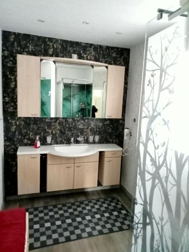 La salle de bains est pourvue d'un lavabo et d'un miroir. dans l'établissement Ferienwohnung Taube, 
