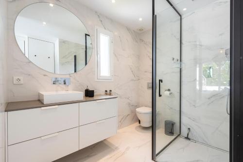 Azahara 2, Contemporary Scandinavian style open plan apartment with 2 terraces