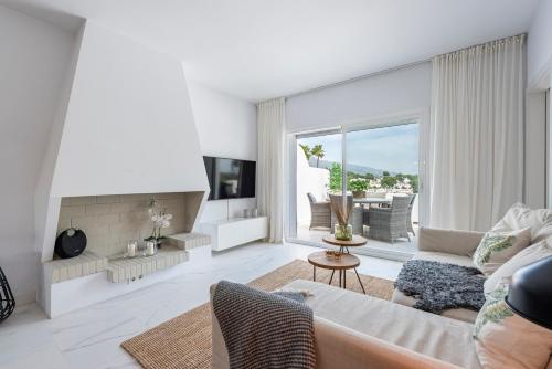 Azahara 2, Contemporary Scandinavian style open plan apartment with 2 terraces