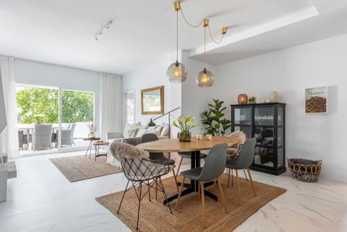 Azahara 2, Contemporary Scandinavian style open plan apartment with 2 terraces