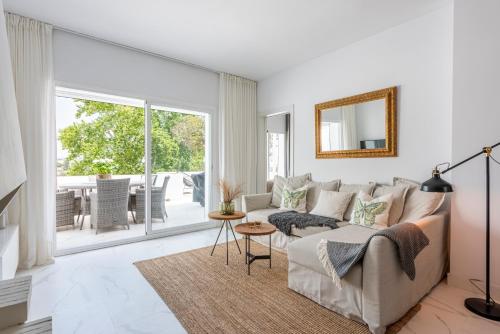 Azahara 2, Contemporary Scandinavian style open plan apartment with 2 terraces