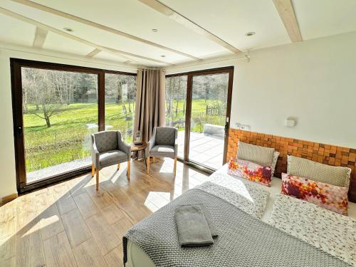 ein Wohnzimmer mit einem Bett und einem großen Fenster in der Unterkunft Ameisenberg Appartement für Bahnfans in Kurort Oybin