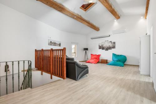 un salon avec un canapé et un escalier dans l'établissement L'Ostal de Pomérols - Grande maison pour 10, à Pomérols