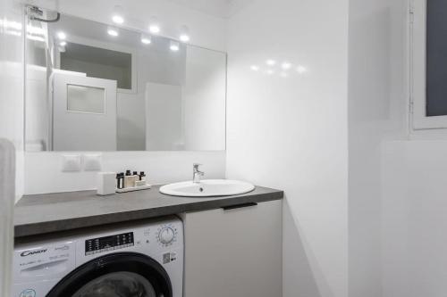 Acropolis Sunlight 2BR Apartment by UPSTREET