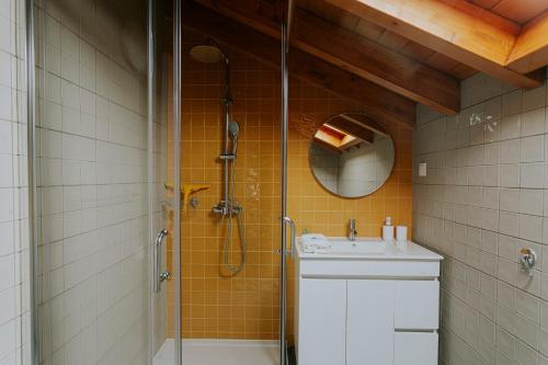 y baño con ducha y lavamanos. en Best Houses 17 - Casa da Saudade, en Atouguia da Baleia