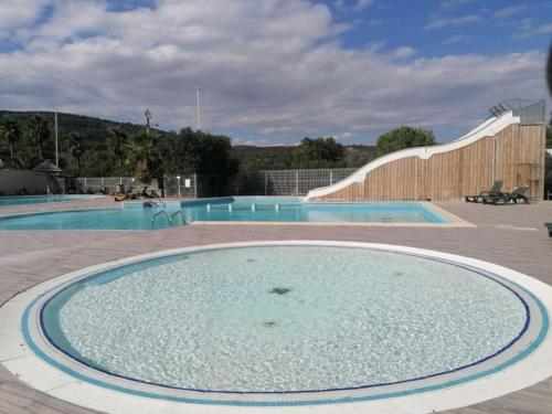 une grande piscine avec un grand cercle au milieu dans l'établissement Mobil Home Les salins de la gardiole, à Vic-la-Gardiole