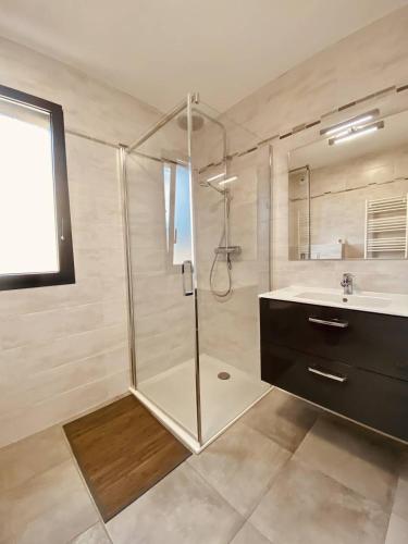 une salle de bain avec douche et lavabo dans l'établissement BEL'ORIZONTE Proche centre ville et plage, vue mer, à Propriano