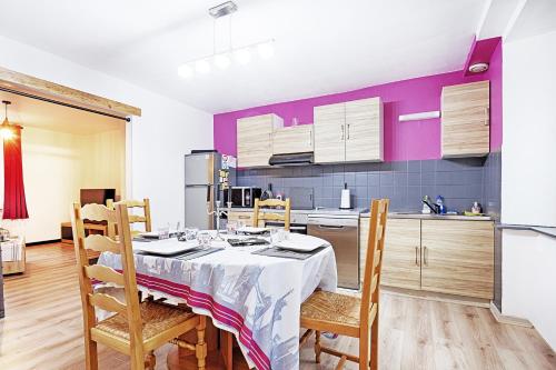 une cuisine et une salle à manger avec une table et des chaises dans l'établissement Le Chtit Appart - Joli appt vue montagne, à Cornimont