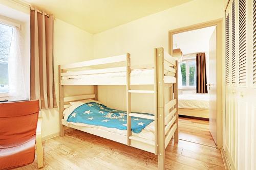 une chambre avec deux lits superposés dans l'établissement Le Chtit Appart - Joli appt vue montagne, à Cornimont
