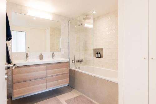 une salle de bain avec une baignoire, un lavabo et une douche dans l'établissement Penthouse Loft - 4 guests - in heart of Paris, à Paris