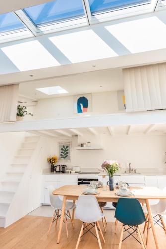 une cuisine et une salle à manger avec une lucarne dans l'établissement Penthouse Loft - 4 guests - in heart of Paris, à Paris