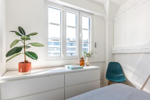 - une chambre avec une commode et une fenêtre dans l'établissement Penthouse Loft - 4 guests - in heart of Paris, à Paris