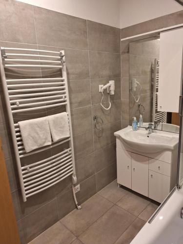 y baño con lavabo y ducha. en Dorka Apartman Zalakaros, en Zalakaros