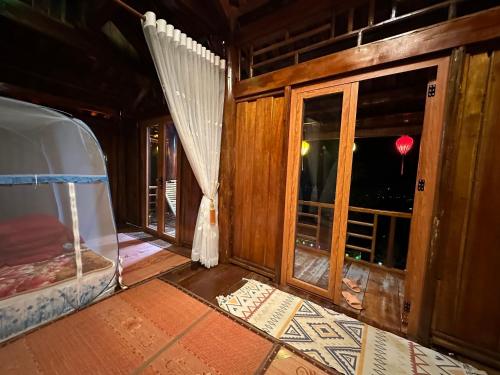 einen Blick ins Innere eines Zimmers mit Fenster in der Unterkunft Nhà gỗ Homestay in Bảo Lộc