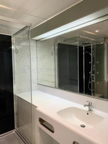 une salle de bain avec un lavabo et un miroir dans l'établissement Appartement moderne, mer à 50m, au Barcarès