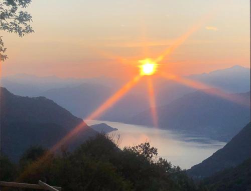 Pogled na izlazak ili zalazak sunca iz vikendica