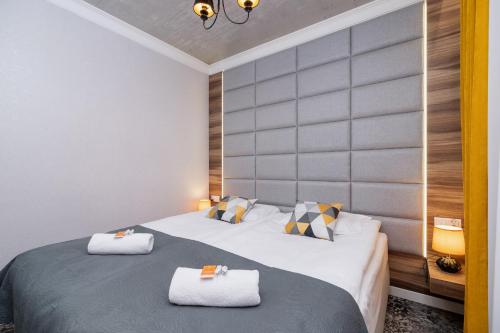 เตียงในห้องที่ Comfortable and Modern One Bedroom Apartment Cracow by Renters