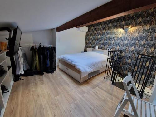 une chambre avec un lit et un mur de vêtements dans l'établissement 2 pièces avec terrasse à 5 minutes de la plage N5, à Saint-Laurent-du-Var