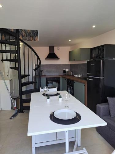 - une cuisine avec une table blanche dans une pièce dans l'établissement 2 pièces avec terrasse à 5 minutes de la plage N5, à Saint-Laurent-du-Var