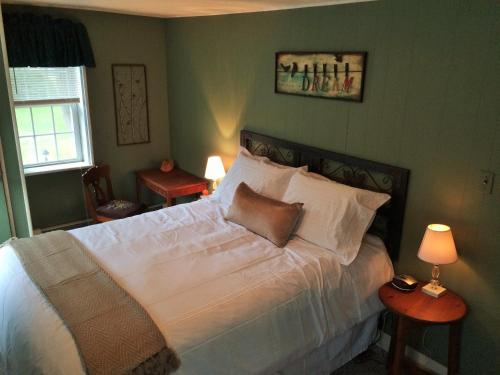 A bed or beds in a room at The Frogtown Inn