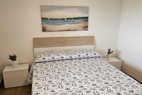 um quarto com uma cama e um quadro na parede em Donna Pulina Holidays em Pollina