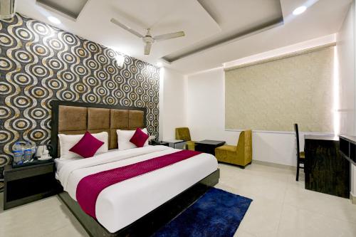 a bedroom with a large bed and a large window at Hotel Seven Inns Qubic Near Delhi Airport in New Delhi