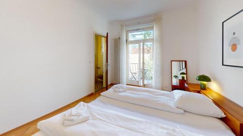 Tempat tidur dalam kamar di Unique Serviced Living @ Wettstein Turnerstrasse