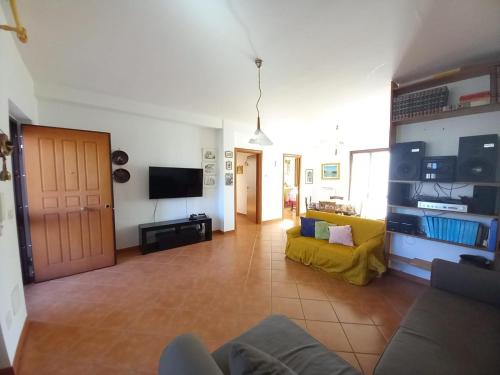 een woonkamer met een bank en een tv bij MAGNOLIA Alloggio Turistico in Capodimonte