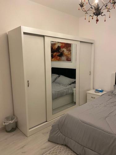 Schlafzimmer mit Spiegel und Bett in der Unterkunft Kinzo1 in Amman