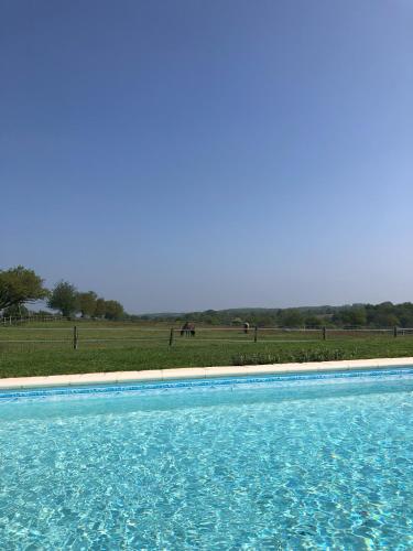 Πισίνα στο ή κοντά στο Le Moulin du Fresne, chambres d'hôtes