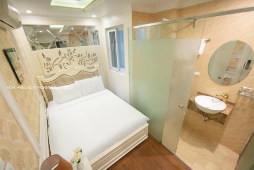 Koupelna v ubytování The Silk Grand Premium Hotel & Spa - In Hanoi Old Quarter