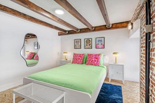 sypialnia z zielonym łóżkiem w pokoju w obiekcie Aesthetic Apt, 15min Gran Vía, Sol, Theme park w Madrycie